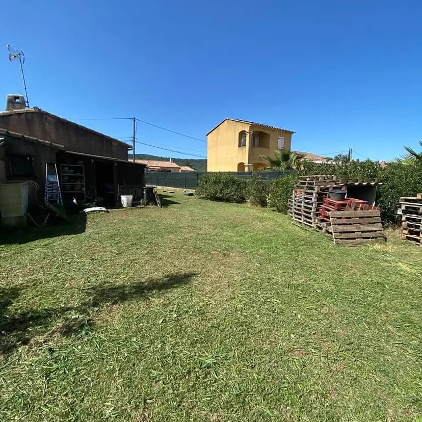 Pelouse tondue en lignes régulières devant une villa de La Garde, bordures reprises
