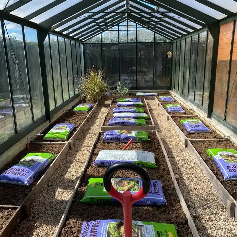 Serre remise en ordre avec plantations alignées à Solliès-Pont